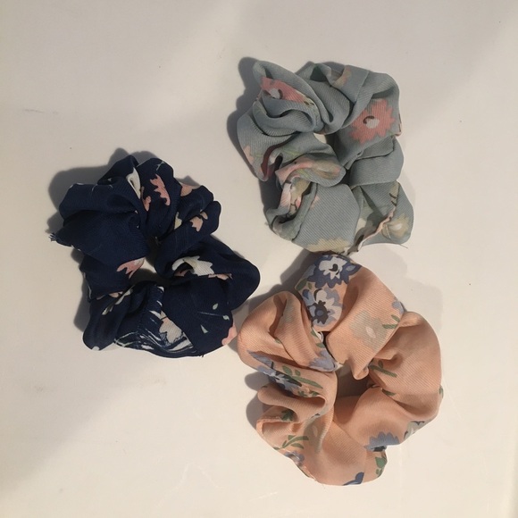 Accessories - 5 Assorted floral scrunchies